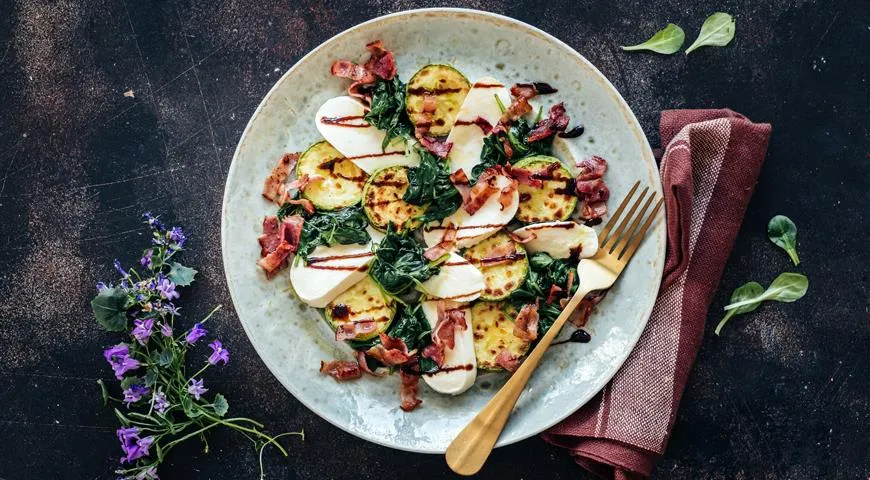 Roher Zucchinisalat mit Mozzarella und knusprigem Speck