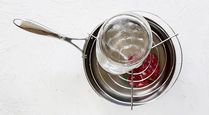 Gesalzene Wassermelonen in Gläsern