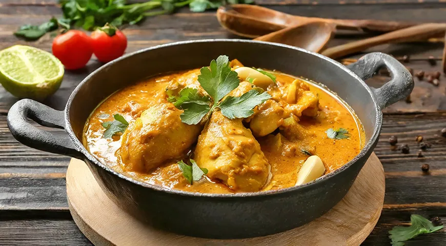 Reis oder Nudeln werden traditionell mit Currysauce gekocht