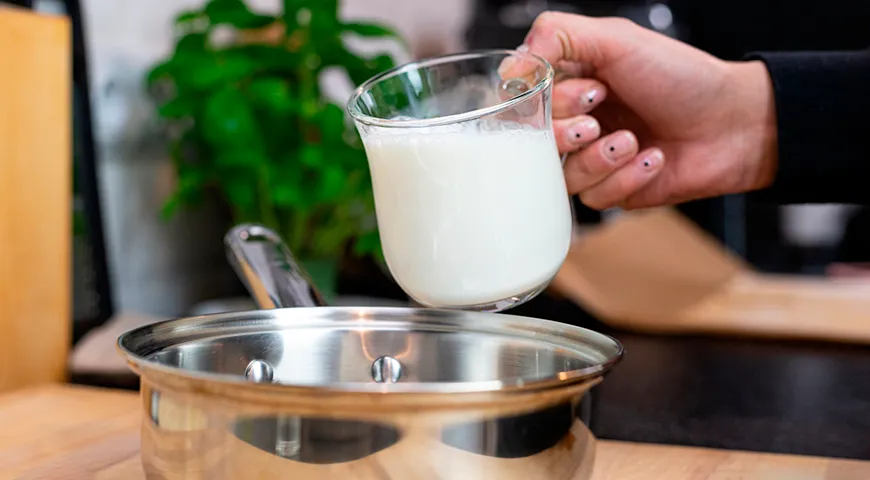 Bei der Zubereitung der Sahnesauce ist es wichtig, warme Milch zu verwenden (nicht heiß!). Sonst verklumpt das Mehl