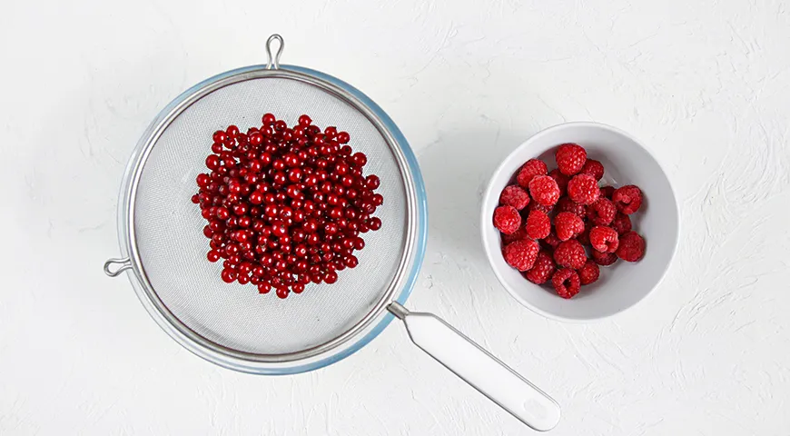 Himbeer- und Johannisbeermarmelade, Beeren abspülen