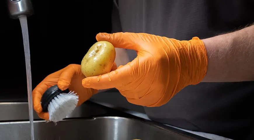 Spülen Sie kleine Kartoffeln einfach mit Wasser ab und reiben Sie sie leicht mit einer Bürste ab.  