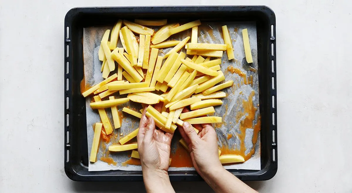 Die bereits in Würfel geschnittenen Kartoffeln mit der vorbereiteten Buttersoße vermischen. Dann sind die Kartoffeln außen knusprig und innen weich.