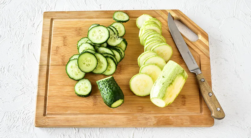 Leicht gesalzene Gurken mit Zucchini in einer Tüte