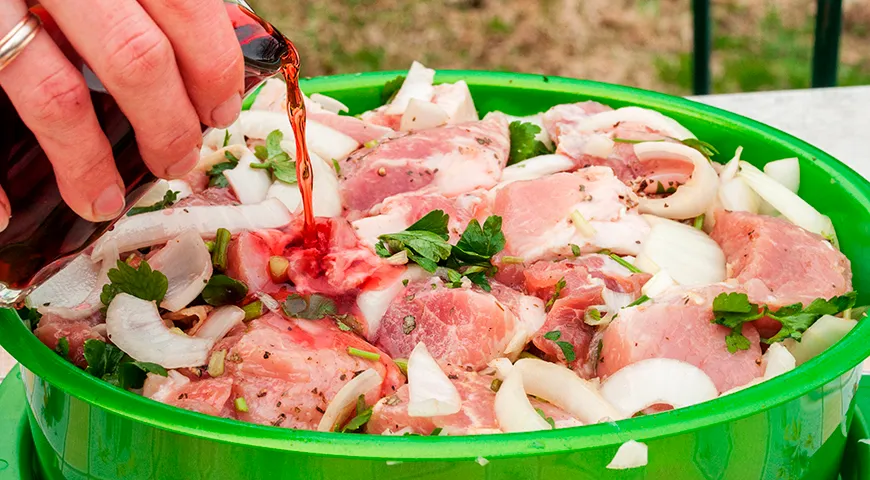 Der Marinade zugesetzter Granatapfelsaft macht das Fleisch zarter und weicher.