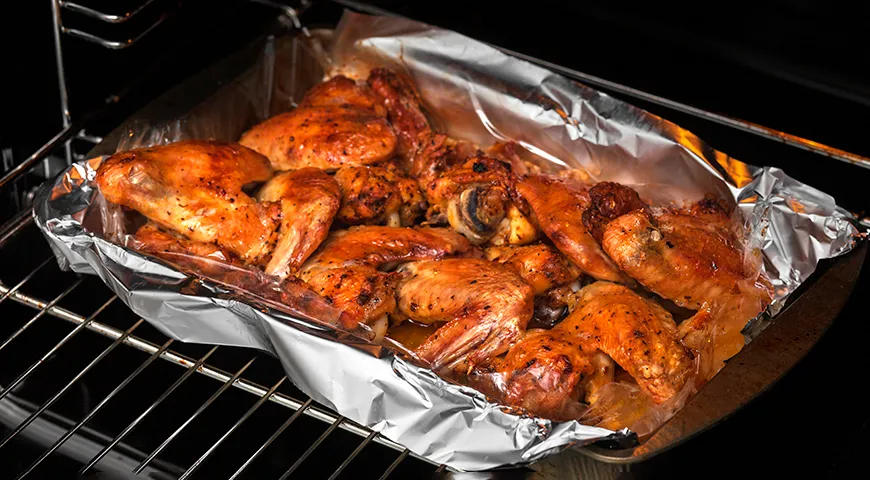 Damit die Hähnchenflügel beim Backen nicht austrocknen, legen Sie sie in einer Schicht in den gut vorgeheizten Ofen und wenden Sie sie nach einer halben Stunde um 