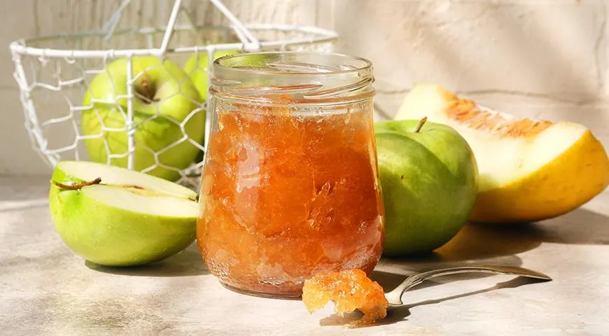 Marmelade wird ausschließlich aus Beeren- oder Fruchtpüree hergestellt. Im Vergleich zu Marmelade ist es dichter