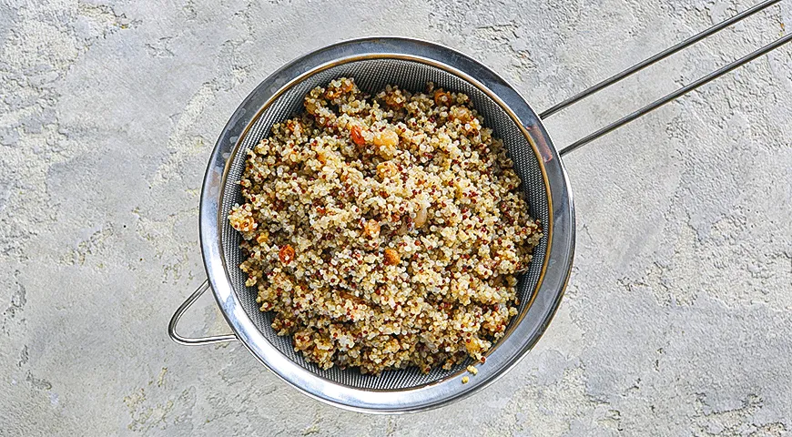 Morgenschüssel mit Quinoa, Äpfeln und Haselnüssen