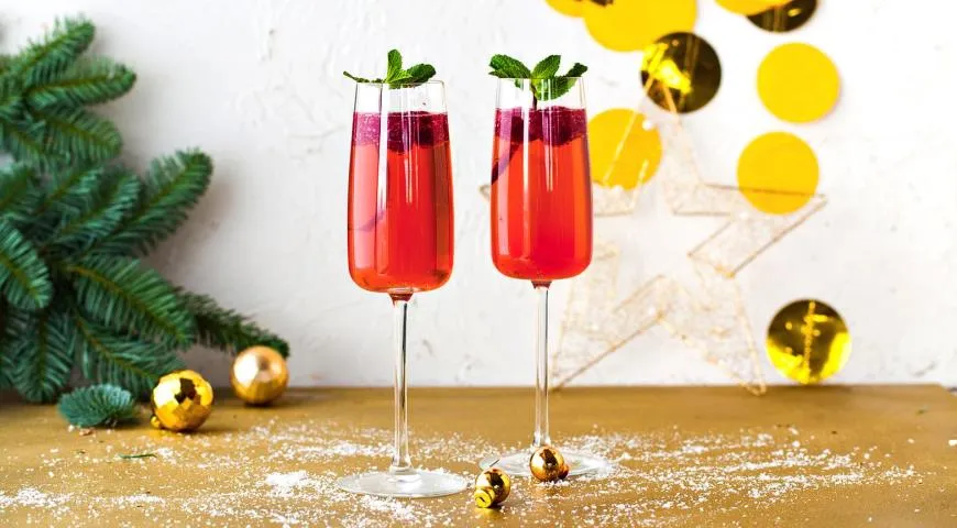 Neujahrs-Champagner. Himbeer-Champagner-Cocktail, Rezept siehe hier