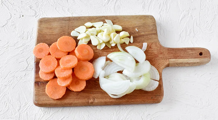 Salat aus Tomaten, Karotten und Zwiebeln für den Winter