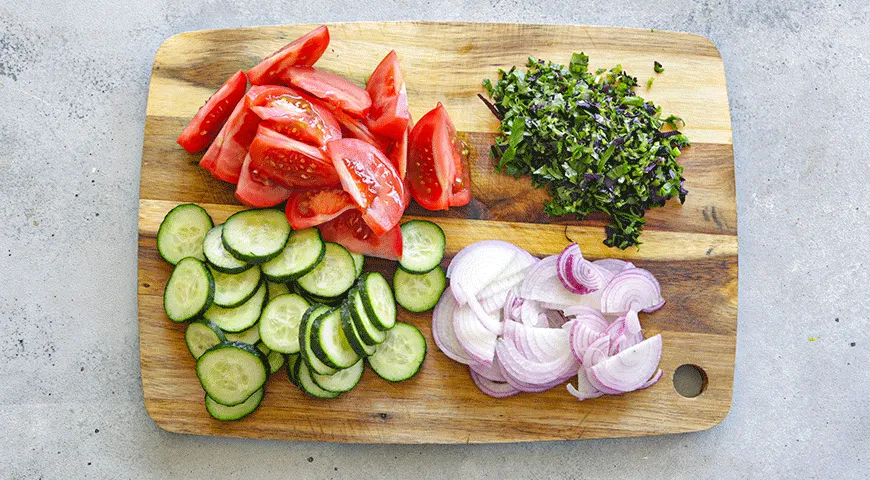 Salat mit Gemüse und Walnüssen