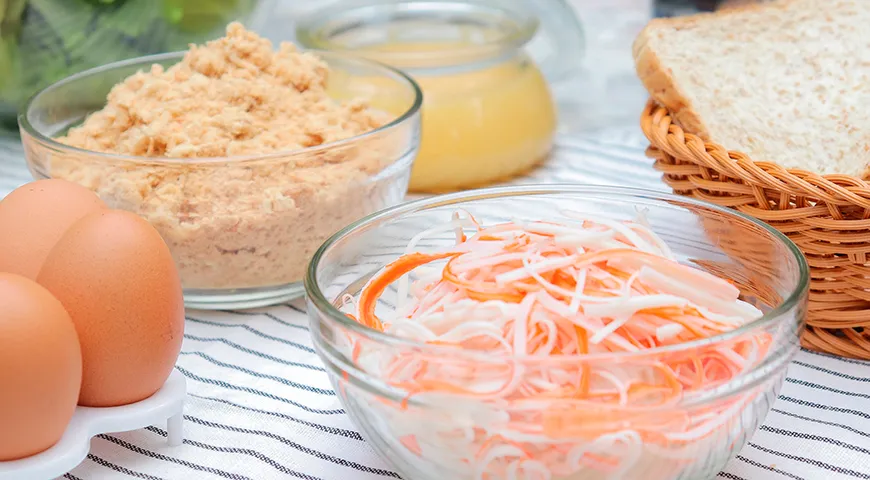 Zu Sandwiches mit Krabbenstäbchen können Sie gekochte Eier, Sandwichpaste sowie verschiedene Gemüsesorten und Gewürze hinzufügen.