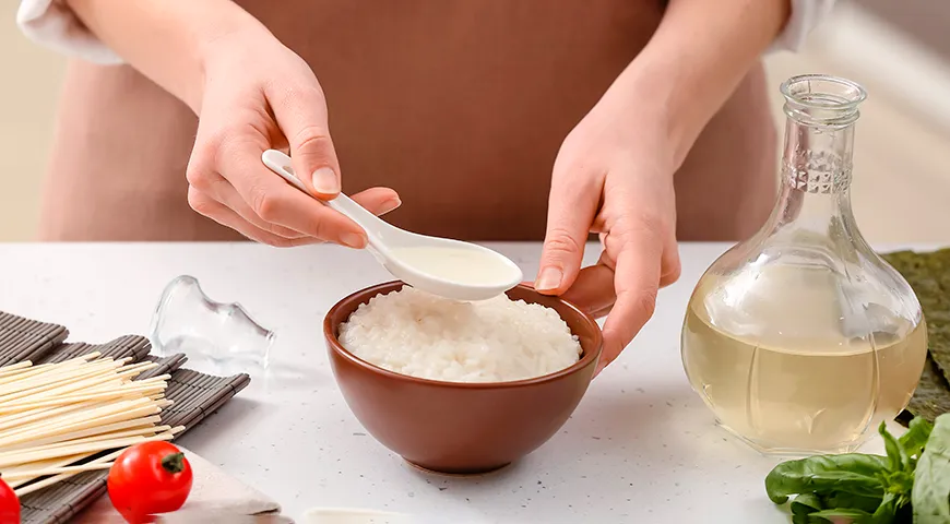 Essigdressing verbessert den Geschmack von Reis, hält ihn länger frisch und macht ihn klebriger – das ist wichtig bei der Zubereitung von Sushi, Brötchen und Onigiri.