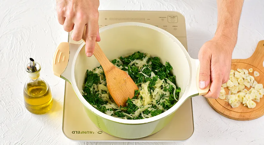 Valerie empfiehlt die Verwendung von Grünkohl, Sie können aber auch Zwiebelsuppe mit Blumenkohl zubereiten