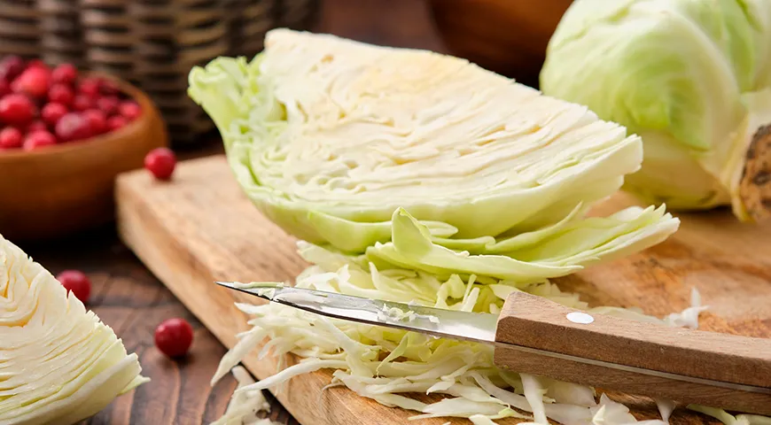 Für Salate wird Kohl meist in dünne Streifen geschnitten.