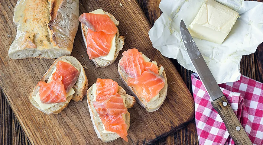 Sandwiches mit rotem Fisch und Butter – eine Win-Win-Geschmackskombination