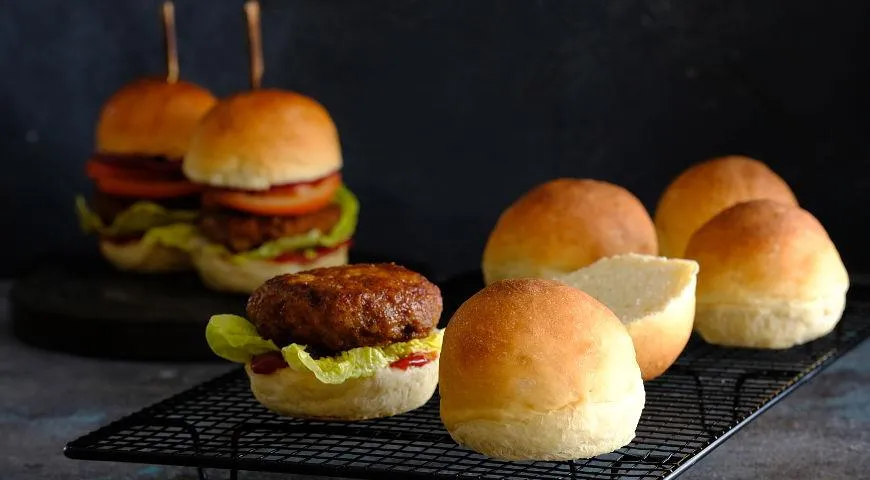 Burger mit Kartoffelbrötchen