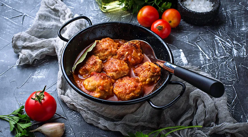 Kinder mögen Soße auf Basis von hausgemachtem Tomatenmark zu Koteletts sehr.