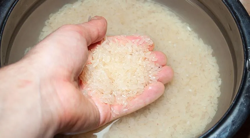 Sie können Reis auf zwei Arten in einem Topf kochen: durch Abtropfen oder durch Verdampfen