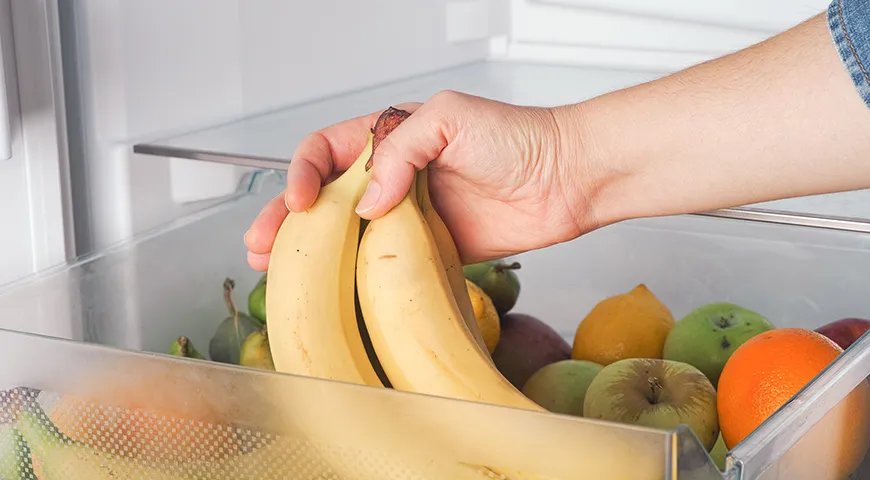 Bananen sollten im Kühlschrank aufbewahrt werden; bei warmen Bedingungen reifen sie sehr schnell und beginnen zu verderben.