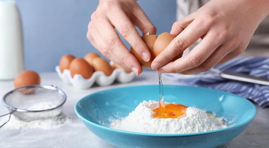 Die Hauptzutaten für den Teig sind Eier, Mehl oder Stärke und Flüssigkeit (Wasser, Milch, Bier, Milchprodukte).