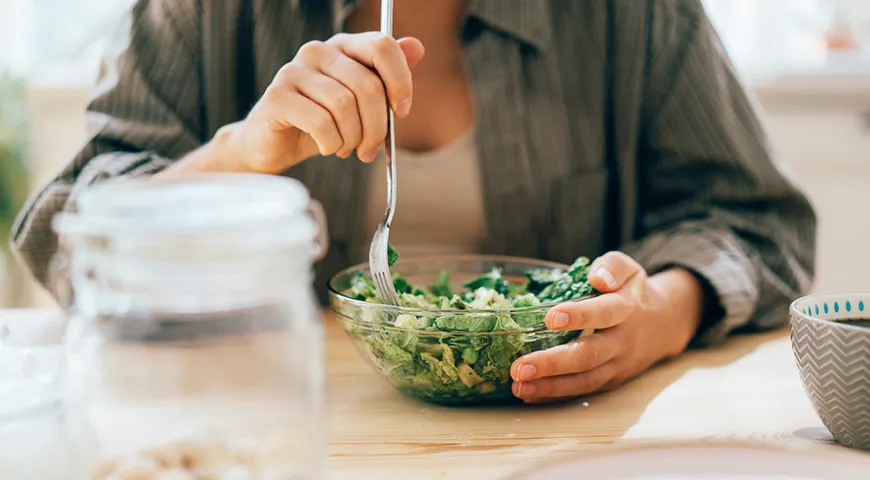 Eine kalorienarme Ernährung ist eine Möglichkeit, schnell Gewicht zu verlieren. Aber man kann nicht lange dabei bleiben