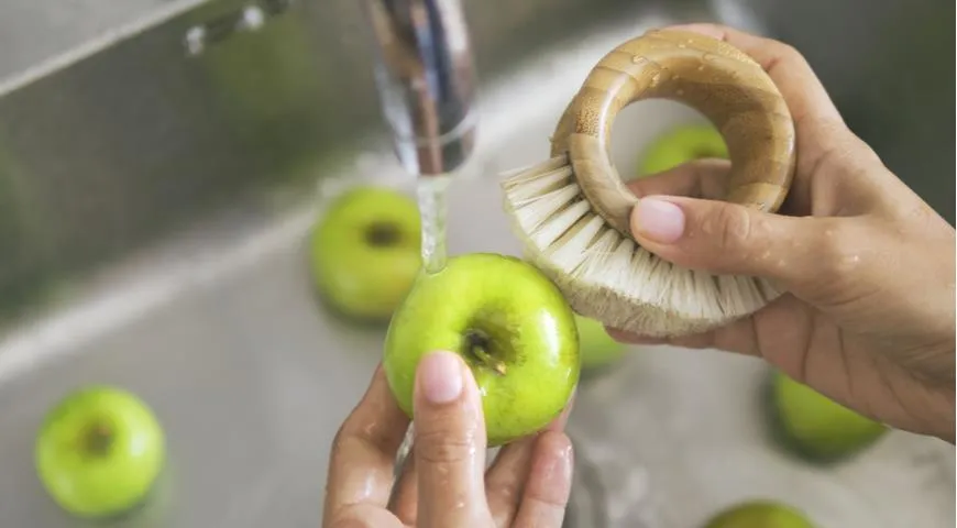 Verwenden Sie zum Waschen von hartem Obst und Gemüse spezielle Bürsten.