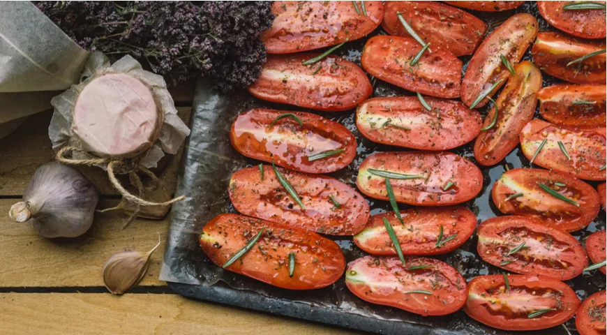 Tomaten zum Trocknen vorbereitet