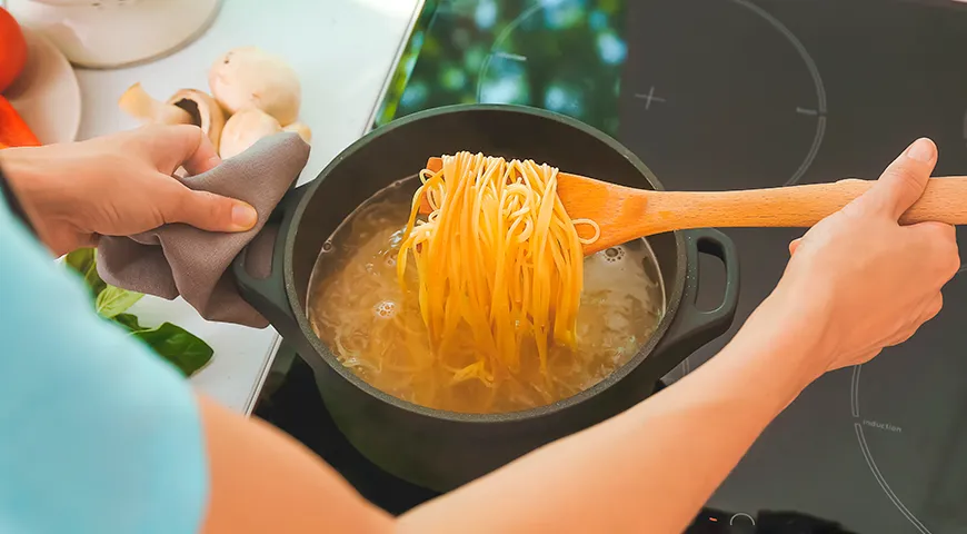 Um zu verhindern, dass Spaghetti beim Kochen zu Brei werden, kochen Sie sie in einer großen Menge Wasser (1 Liter Wasser pro 100 g Mehlprodukte).