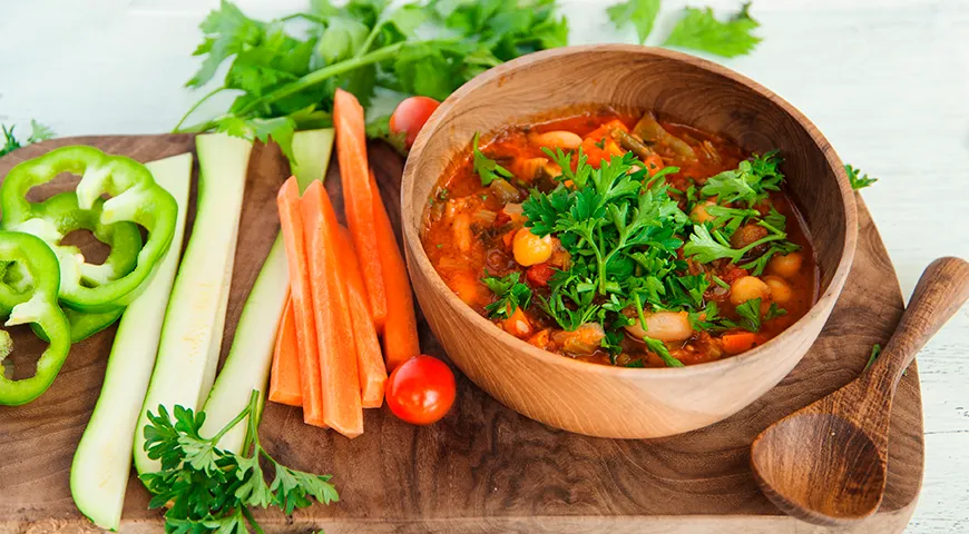 Die Hauptzutaten der Bonner Suppe sind Tomaten, Zwiebeln, Kohl, Paprika, Sellerie und Karotten. Gewürze werden nach Ihrem Geschmack hinzugefügt