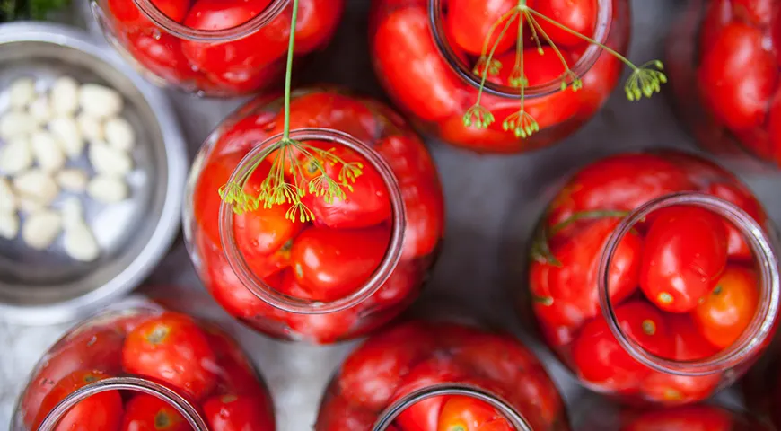 Der Geschmack eingelegter Tomaten hängt von der Menge und dem Verhältnis von Gewürzen, Salz, Zucker und Essig ab. Wählen Sie ganz nach Ihrem Geschmack!