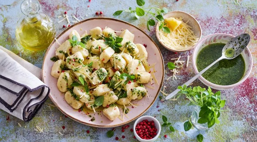 Faule Knödel mit Käse und Pesto