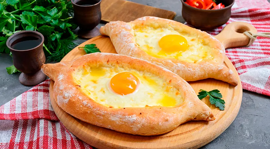 Suluguni wird oft für Khachapuri verwendet, gemischt mit Fetakäse, Mozzarella oder Vollfetthüttenkäse.