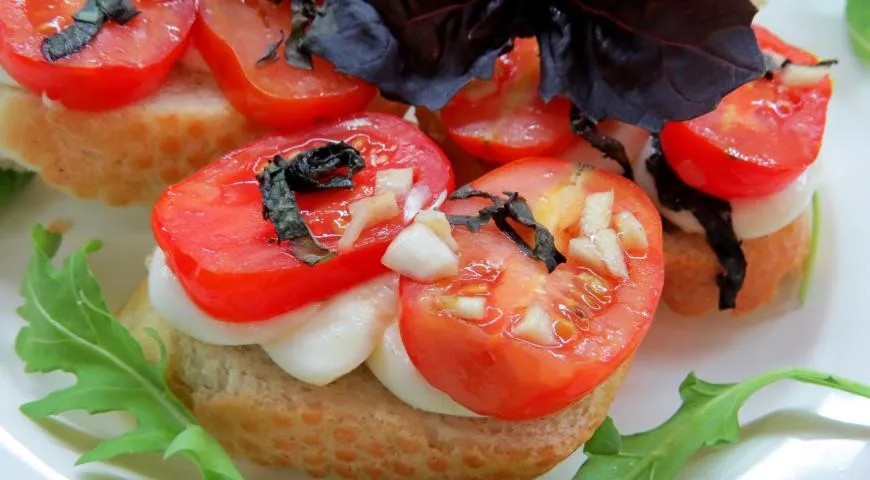 Bruschetta mit Tomaten, Käse und Basilikum