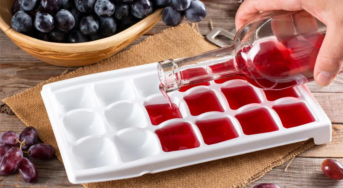 Der restliche Wein sollte in eine solche Eisschale gegossen werden. Dann für Saucen und Risotto verwenden