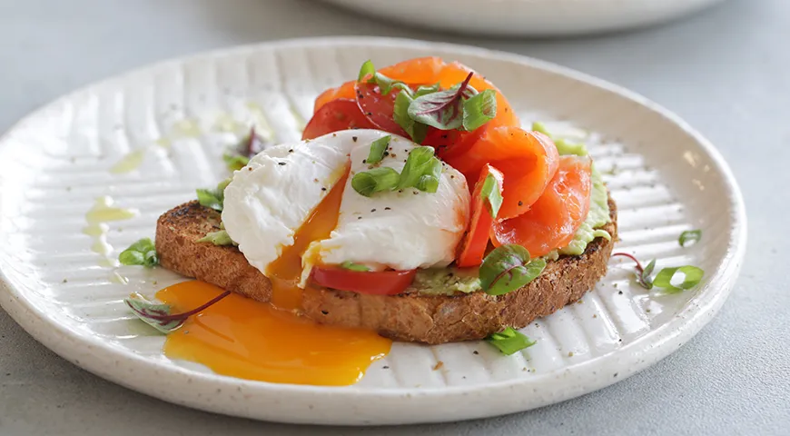 Toast mit Avocado, Lachs und pochiertem Ei