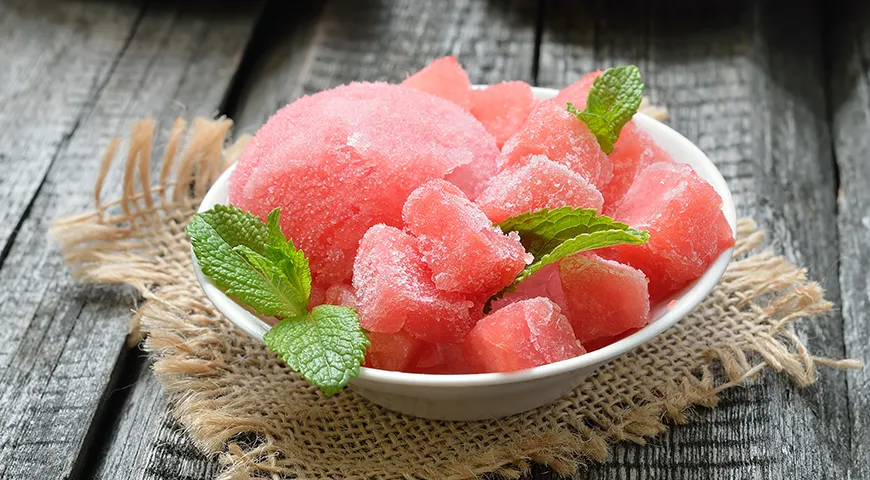 Gefrorene Wassermelone wird Smoothies, Cocktails und Eiscreme zugesetzt