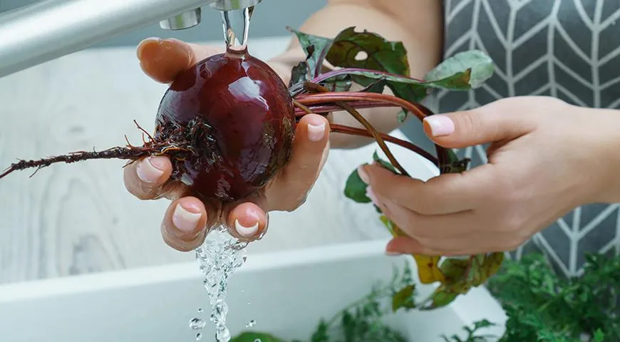 Vor dem Kochen sollten Rüben gründlich unter fließendem Wasser gewaschen werden.