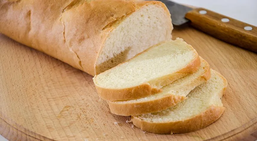 Um Charlotte zuzubereiten, nehmen Sie unser Weißbrot, am besten das von gestern. Vergessen Sie nicht, die Kruste abzuschneiden. Und je saftiger Ihre Äpfel, desto dicker müssen Sie die Scheiben schneiden