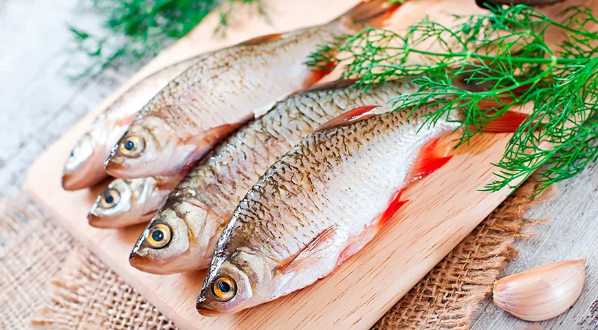 Zum Salzen ist es besser, mittelgroßen Fisch (bis zu 1 kg Gewicht) zu wählen.