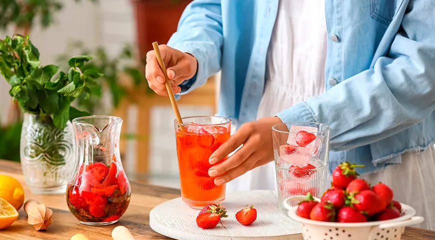 Erdbeerlimonade wird am häufigsten mit normalem oder kohlensäurehaltigem Wasser zubereitet.