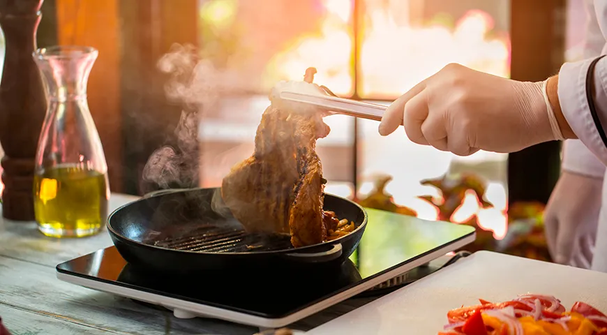 Das Fleisch muss vor dem Braten trocken sein; Sie können es mit Pflanzenöl einfetten, um eine Kruste zu erhalten. Gewürze und Saucen verleihen Schweinefleisch einen ausdrucksstarken Geschmack.