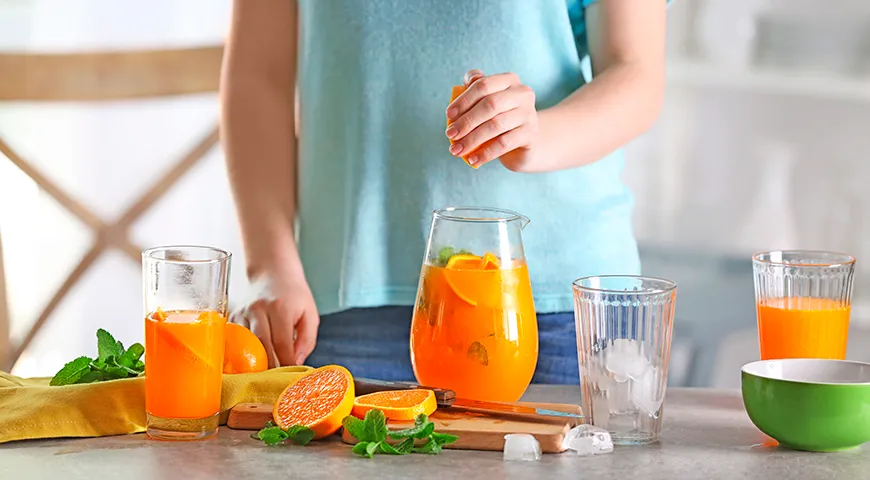 Orangenlimonade mit Zusatz verschiedener Kräuter erfreut sich mittlerweile größerer Beliebtheit als das klassische Zitronengetränk