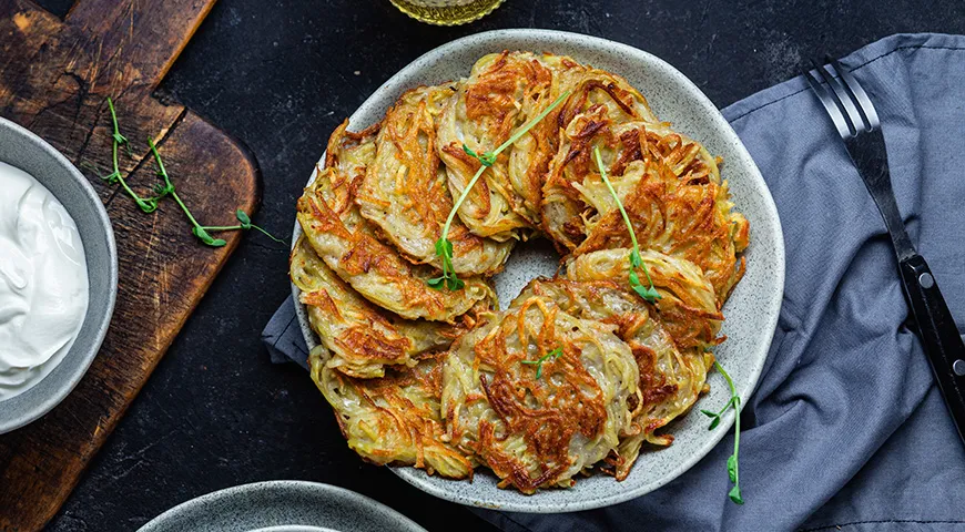 Draniki werden im Gegensatz zu Rösti meist als eigenständiges Gericht serviert