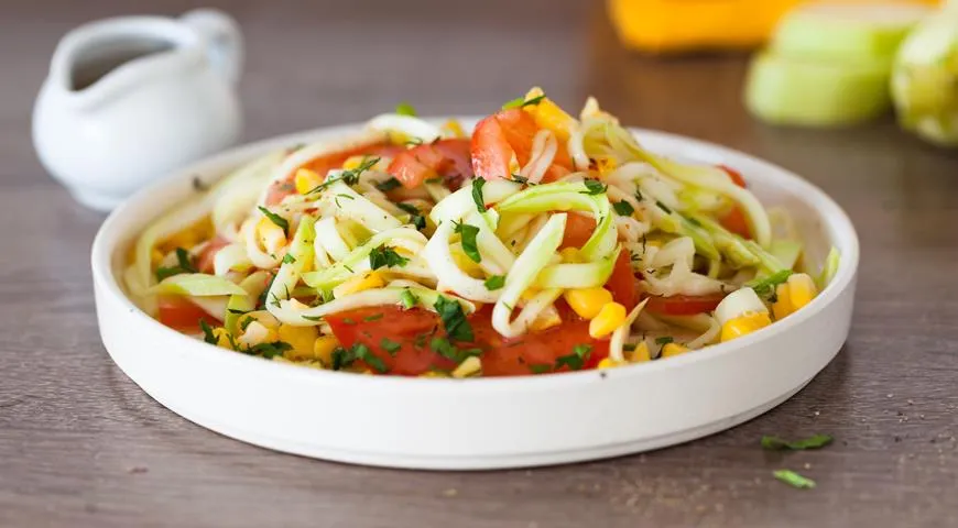 Zucchini-, Tomaten- und Maissalat