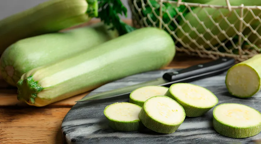 Zucchini schmeckt zu einer Vielzahl von Speisen und ist kalorienarm.