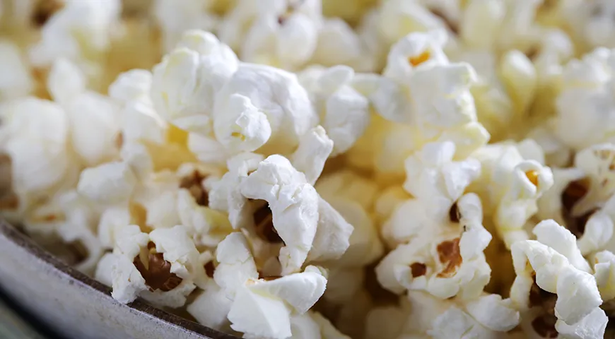 Wenn die Schale des Popcorns bricht, entweicht die Stärke aus dem Inneren und kühlt sofort zu einem knusprigen, leichten „Schaum“ ab.