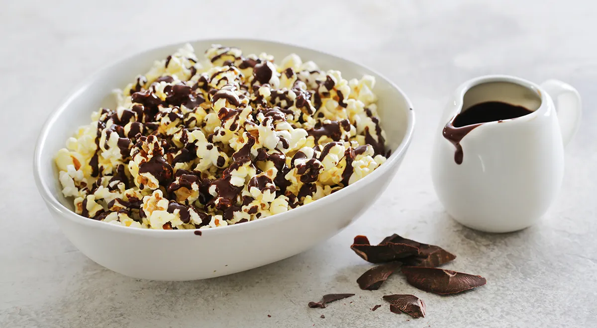 Geschmolzene Schokolade verwandelt Popcorn in ein Dessert