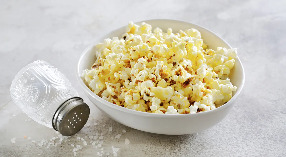 Salz und Butter sind die klassischen und leckersten Popcornzutaten.