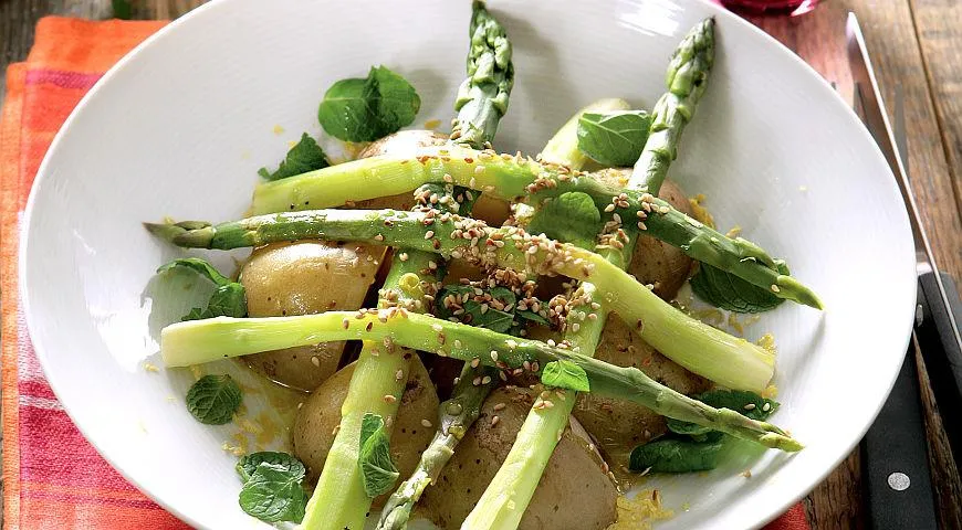 Warmer Salat aus neuen Kartoffeln und Spargel